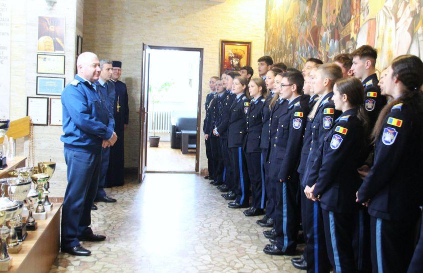 Elevi ai Colegiului Național Militar „Mihai Viteazul” îl colindă pe comandant. Foto: Pagina de Facebook a Colegiului Național Militar „Mihai Viteazul”.
