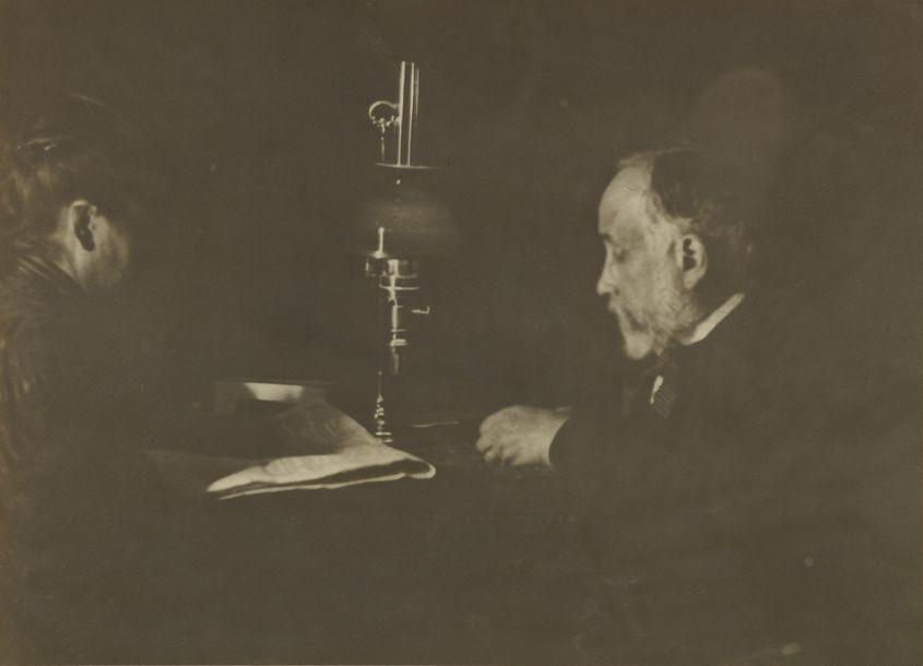 Louise Halévy citindu-i lui Degas, fotografie din 1895 (Gelatin silver print, 28,7 × 39,7 cm), Muzeul "J. Paul Getty", Los Angeles.