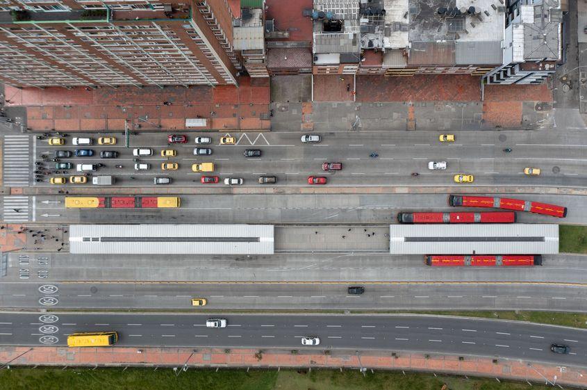 Transportul în comun din Bogotá ocupă partea mediană a bulevardelor © Eterenes | <a target="_blank" href="https://dreamstime.com" target="_blank" rel="noreferrer noopener">Dreamstime.com</a>