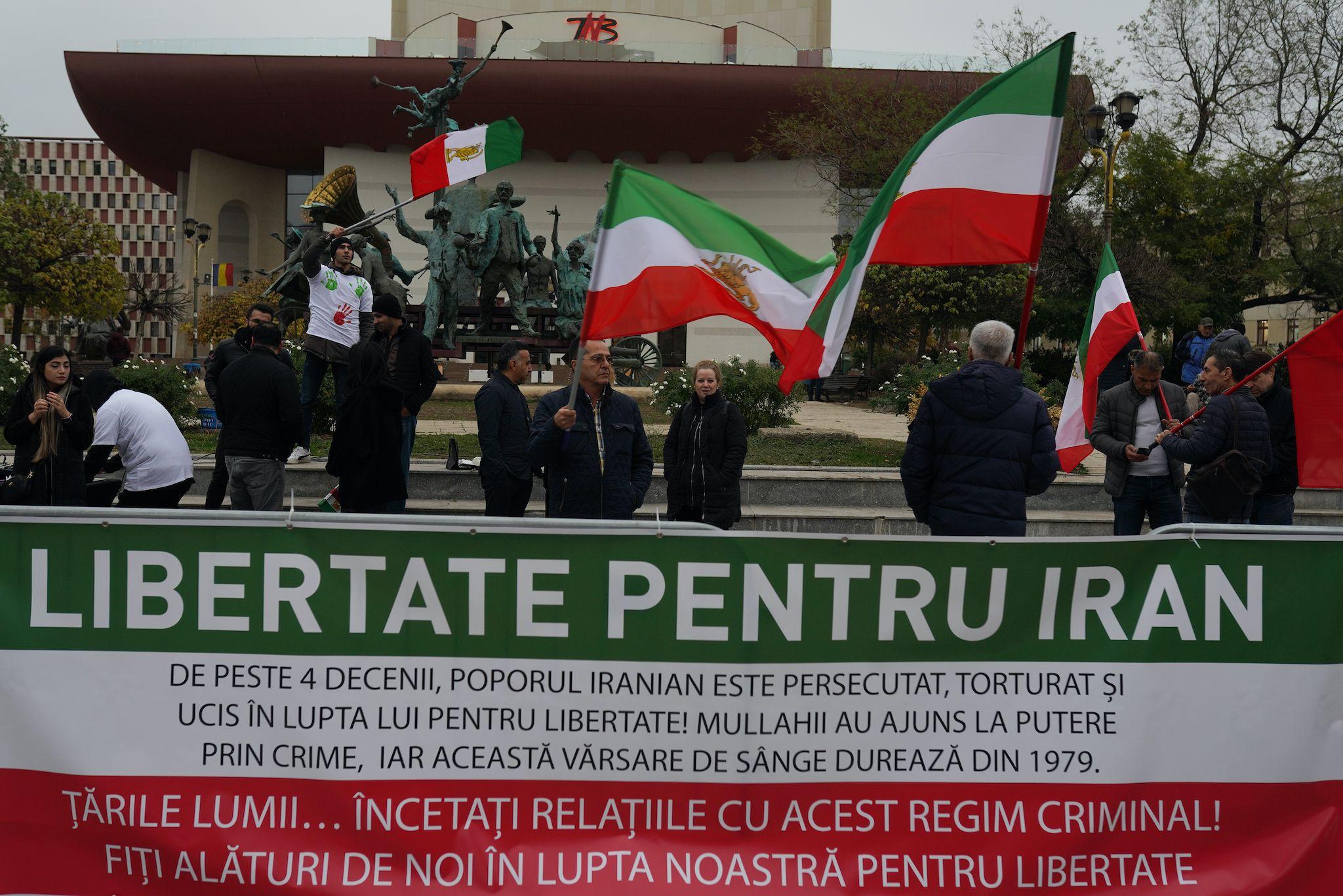 Membri ai comunității iraniene din București participă la un protest prin care vor sa aducă în atenția opiniei publice ce se întâmpla momentan in Iran, în Parcul TNB