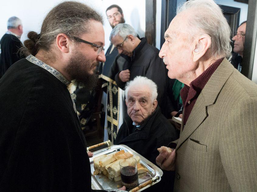 Părintele Grigorie Benea, alături de foștii deținuți politici Tache Rodas (93 de ani), supraviețuitor al terorii de la Pitești, și Demostene Andronescu (90 de ani).