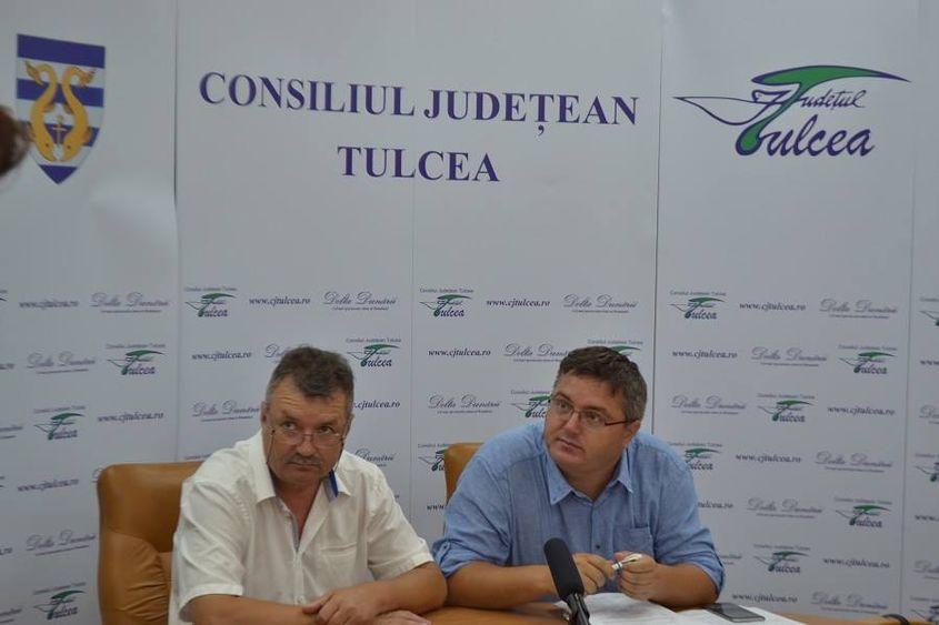 Cristian Dogaru într-o conferință de presă susținută la Consiliul Județean Tulcea (foto dreapta), pe când lucra la FLAG Delta, alături de președintele asociației, Paul Cononov