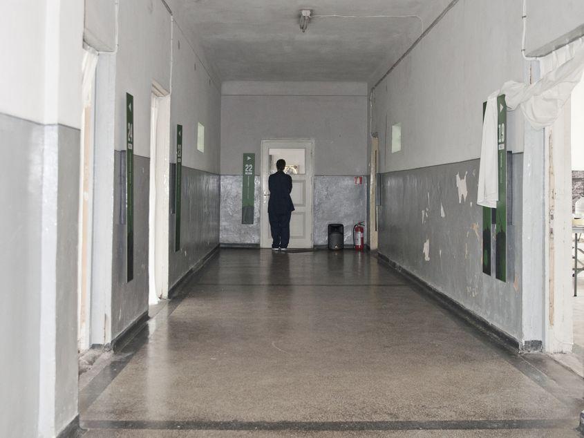 În spațiul fostului penitenciar Pitești s-a încercat o reconstituire mai scurtă a experimentului Zimbardo, realizat la Stanford. Fotografii: Delia Avram