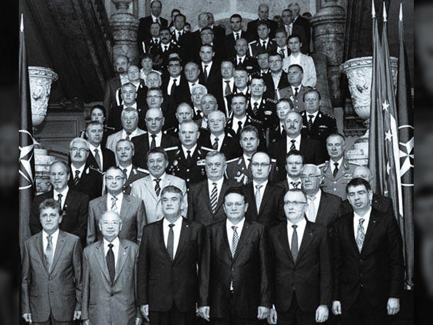 Singura fotografie cu membri fondatori ai ASSN care a apărut în spaţiul public.