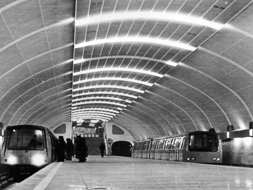 Stația de metrou Titan, cu structură în boltă și peron central. Foto Alexandru Panaitescu
