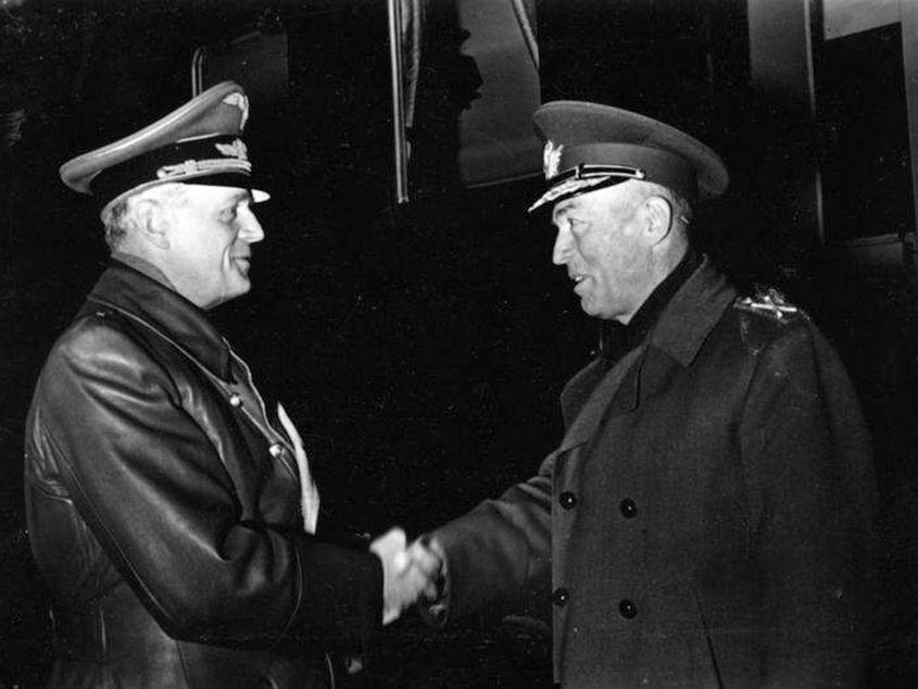 Negociatorul-șef al ieșirii Germaniei din al Doilea Război Mondial, Joachim von Ribbentrop (în stânga), și mareșalul Ion Antonescu. Sursa foto: wikipedia.org