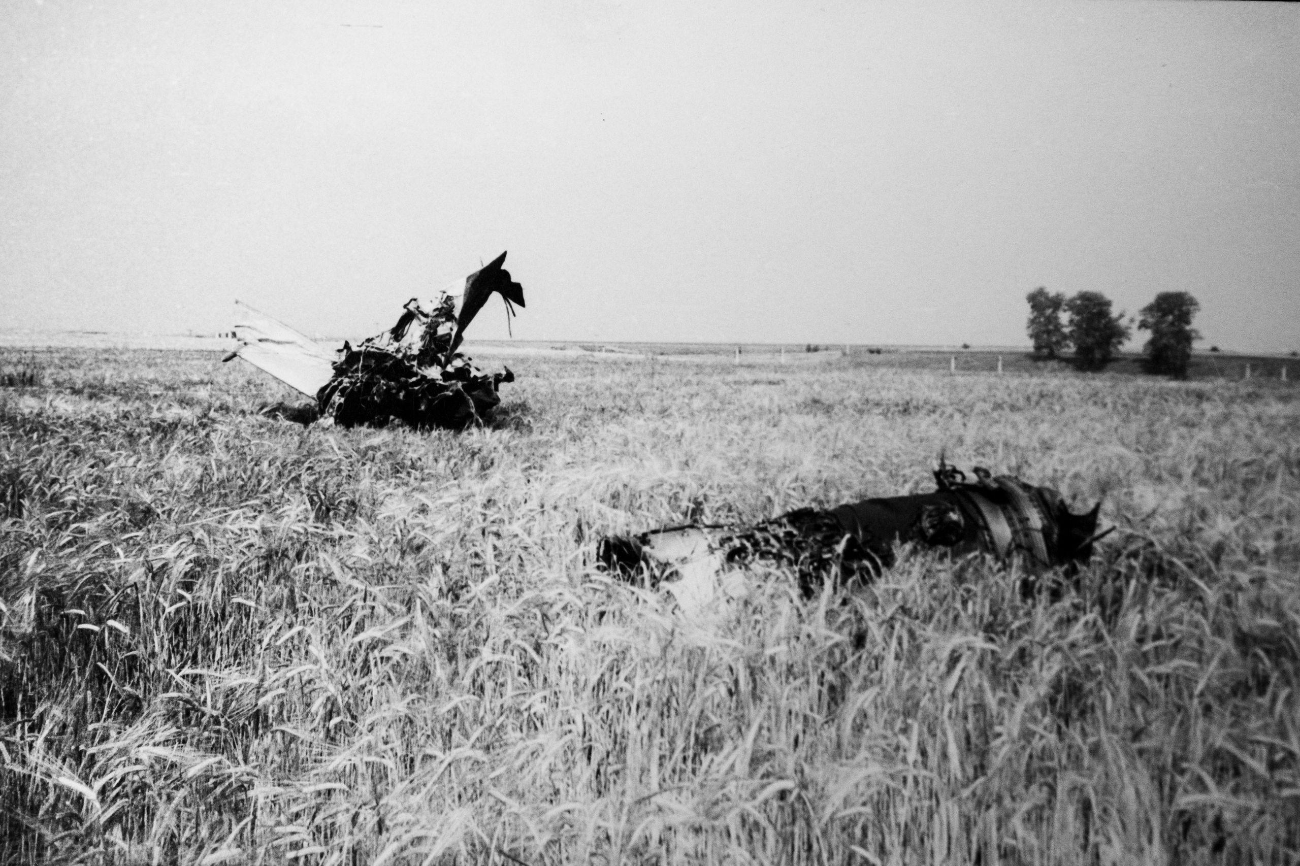 1994. Epava MiG-ului cu care zbura comandorul Ioan Vereș în momentul catapultării. FOTO: Arhiva personală. 