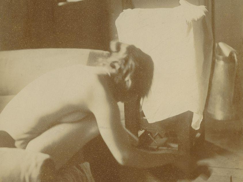 "Nud așezat", fotografie realizată de Edgar Degas în 1895, aflată la Muzeul "J. Paul Getty" din Los Angeles.