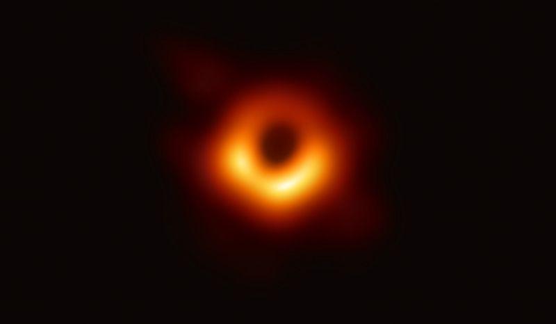 <strong>Gaura neagră din centrul galaxiei Messier 87; imagine publicată pe 10 aprilie 2019 de Event Horizon Telescope Collaboration.</strong>