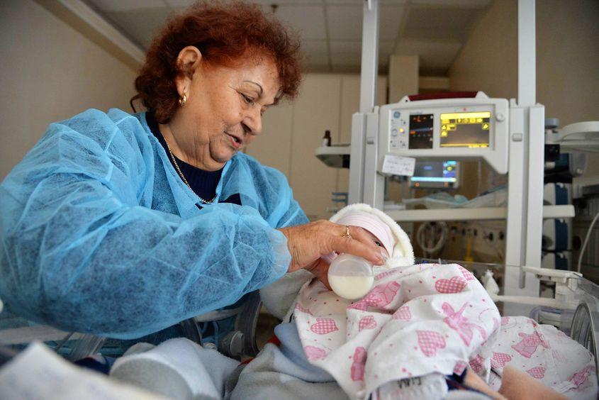 Lina Truță (79 ani) spune că a ținut pentru prima dată un bebeluş în braţe doar acum câteva săptămâni, când a debutat programul de voluntariat pentru bunici. Foto: Lucian Muntean