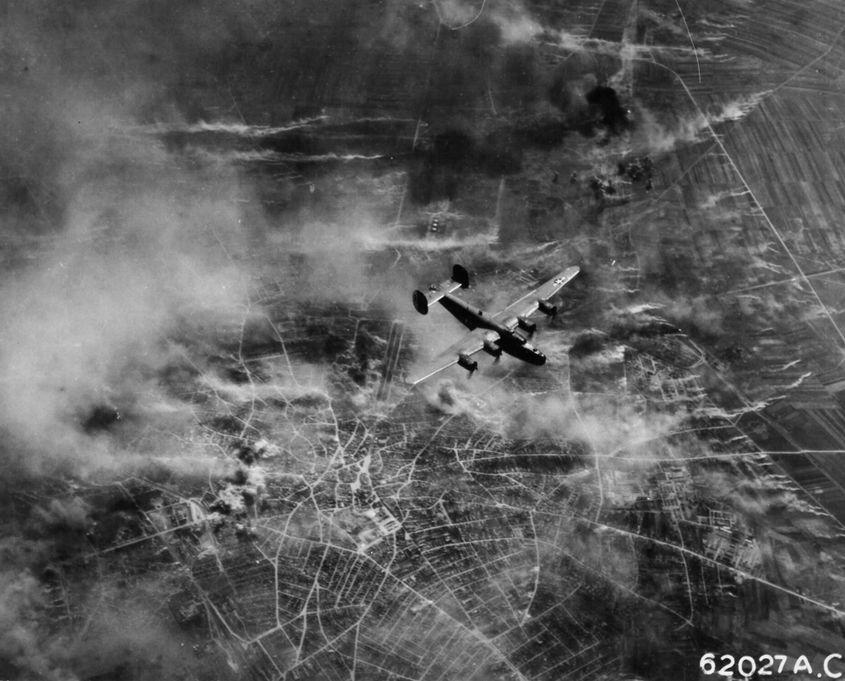 Imagine aeriană din timpul raidurilor de bombardament al Ploieștiului, în 1944. FOTO: Fold3, Arhivele Militare SUA