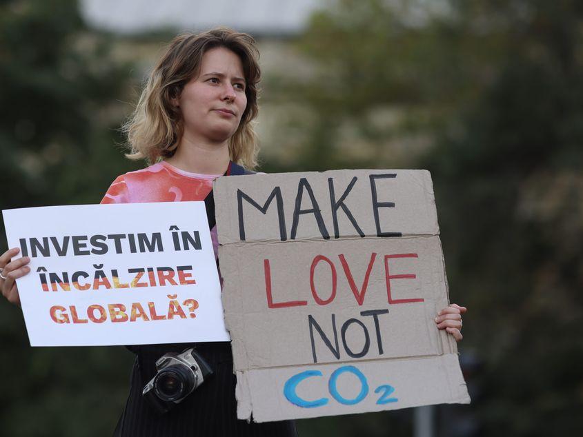 Organizatiile de mediu din România participă la ,,Marșul pentru oprirea combustibililor fosili”, în Piața Victoriei din București, 15 septembrie 2023. Foto: Inquam Photos/Sabin Cîrstoveanu