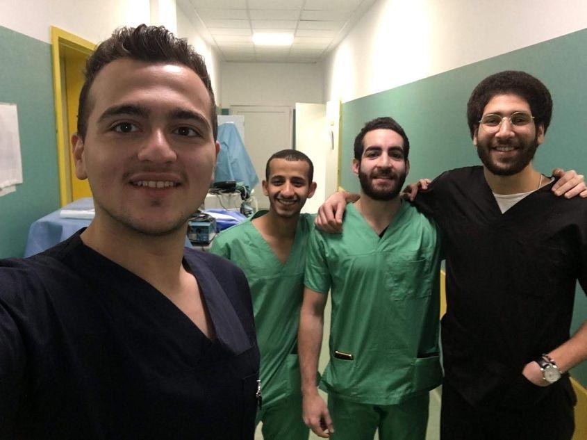 Mohamad (primul din stânga) și Ebrahim (al doilea din stânga), împreună cu colegii lor voluntari. Foto din arhiva personală