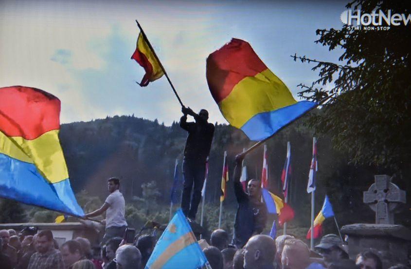 La începutul lunii iunie 2019, românii și ungurii s-au înfruntat în două proteste concomitente desfășurate în Valea Uzului, Harghita. FOTO: captură HotNews.