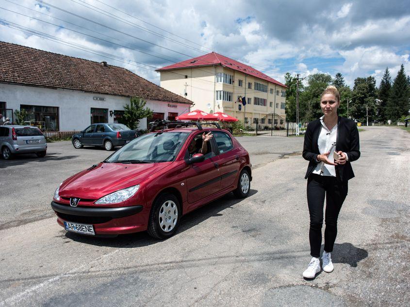 Irina Onescu, primarul comunei arădene Petriş. Fotografii: Raul Ştef