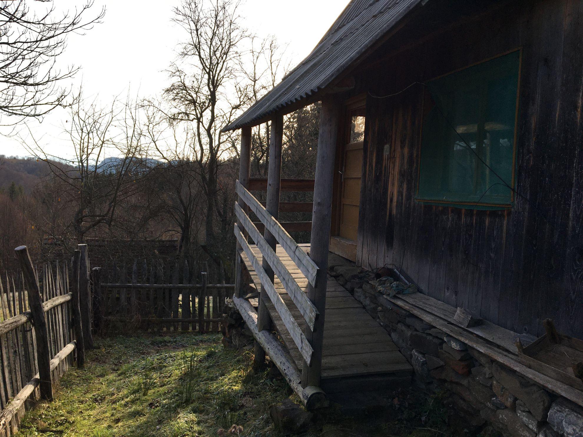 Casa în care locuia Victor Moldovan, un bătrân fără picioare din satul Geogel, comuna Ponor, Alba. Foto: Bianca Felseghi