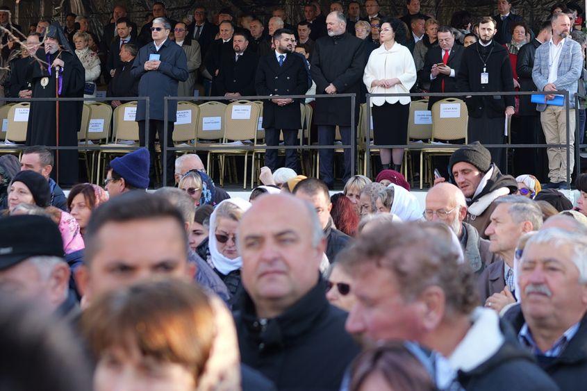 Oamenii bisericii au amenajat o scenă specială pentru politicienii veniți la liturghie. foto: Dana Coțovanu / PressOne