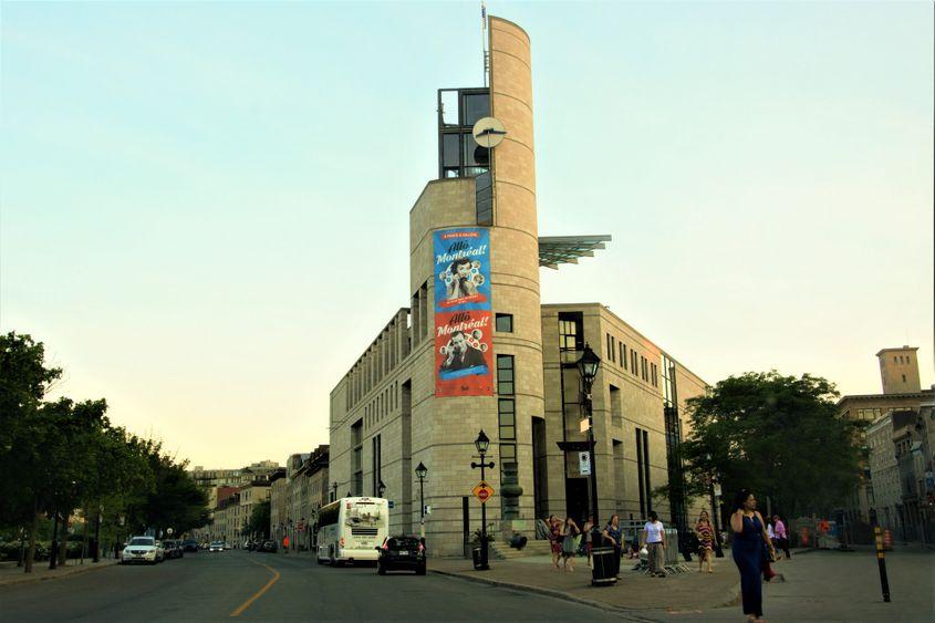 Pointe-à-Callière, muzeul de istorie din Montreal. Clădirea este o operă a arhitectului de origine română Dan Hanganu.
