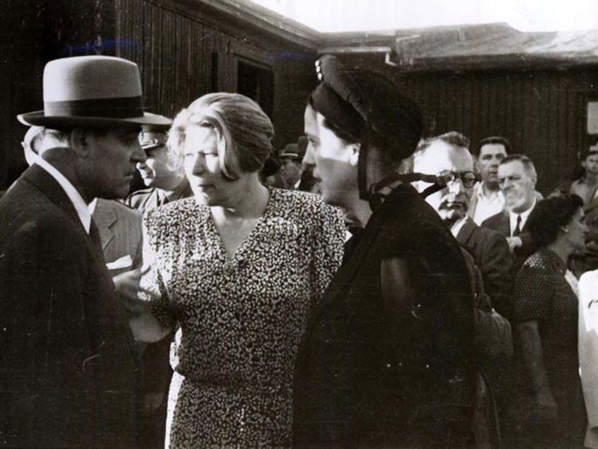 Gheorghe Gheorghiu –Dej pe Aeroportul Băneasa înainte de plecare la Conferința de Pace de la Paris, întreţinându-se cu Ana Pauker şi Florica Bagdasar. 11 august 1946. Foto: Fototeca online a comunismului românesc