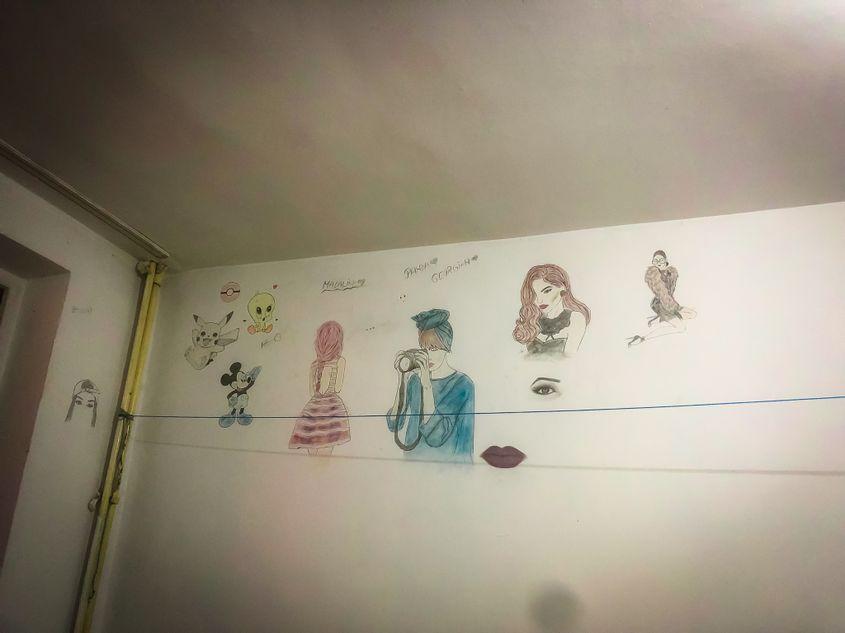 Pe pereții camerei lor din București, Svetlana și fetele ei au găsit desene, pe care nu știu cine le-a făcut, dar au decis să le păstreze. Foto: Andreea Soare