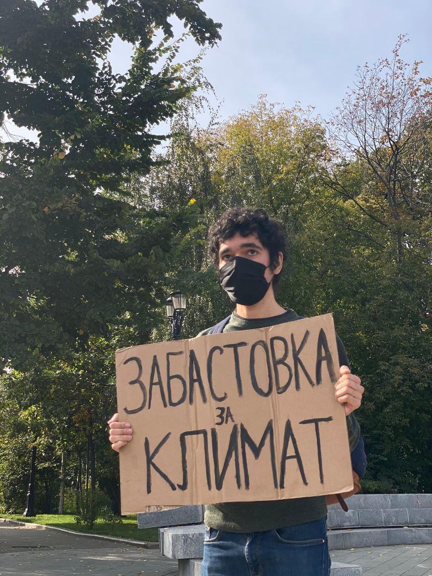 În fiecare zi de vineri, timp de 40 de săptămâni consecutive, Arșak a protestat în centrul Moscovei împotriva contribuției Rusiei la încălzirea globală. Foto: arhiva personală a lui Arșak