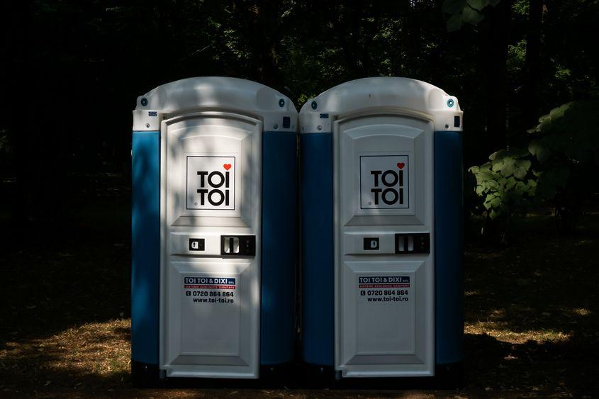 În București, mai sunt funcționale astăzi 108 toalete ecologice mobile. Foto © LCVA | Dreamstime.com