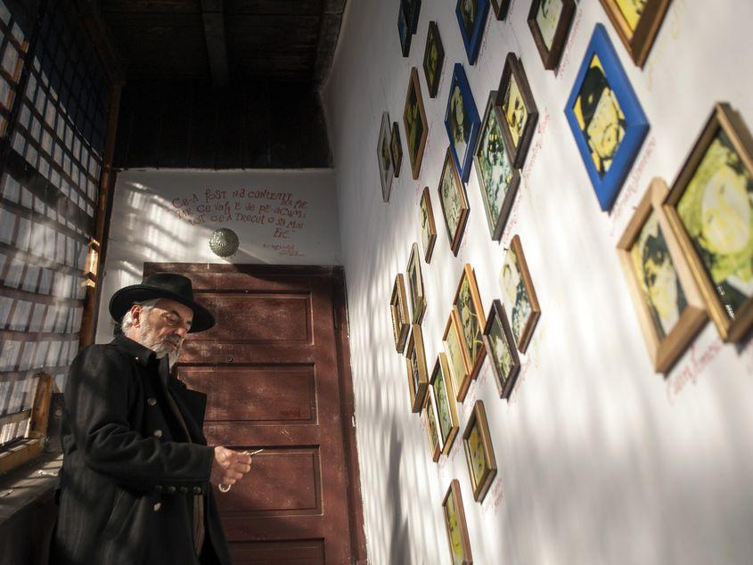 Ion Barbu în Muzeul Mamei, lângă imaginile a cinci generaţii din familia sa. Fotografii: Raul Ştef