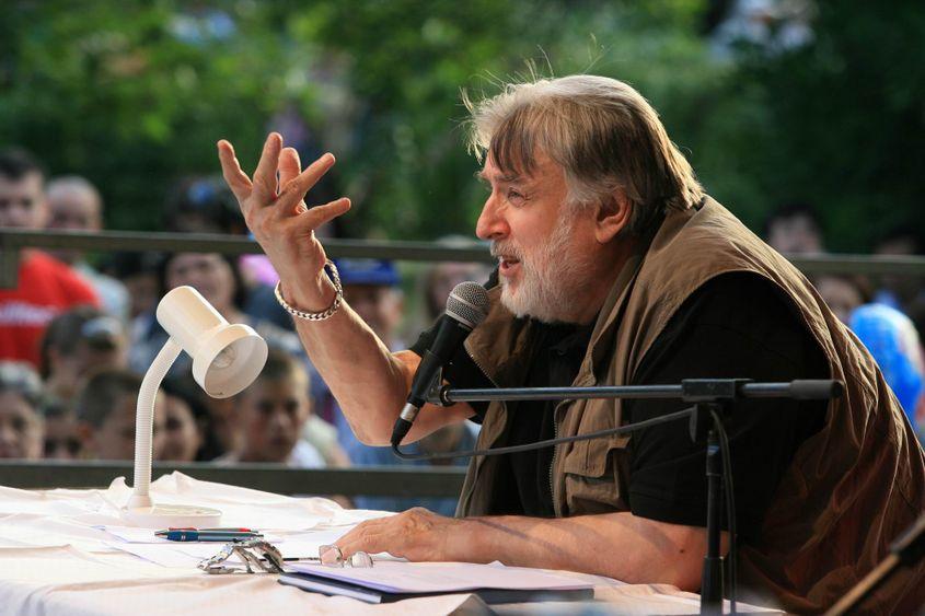 Adrian Păunescu pe scena Cenaclului Flacăra, 1 iunie 2009, București. Foto: Lucian Muntean