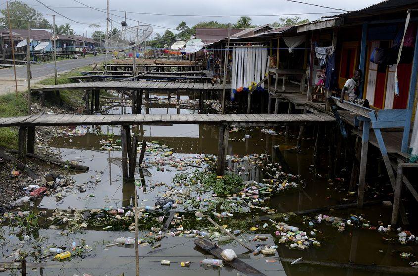 În Tengo, o localitate din sudul Papuei, ca mai peste tot în Papua și Indonezia, civilizația a adus magazinele și gunoaiele înainte de a exista un sistem de colectare a gunoaielor.