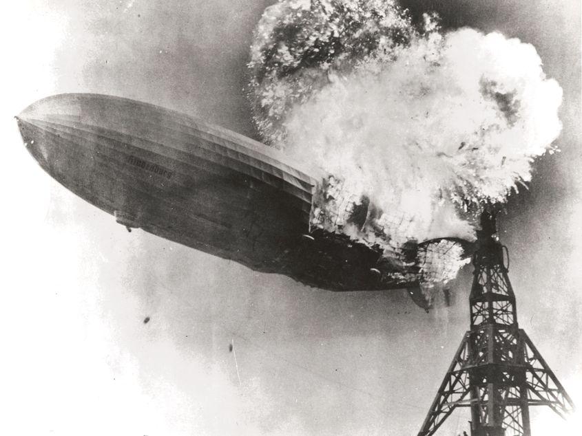 Explozia de la bordul dirijabilului Hindenburg. Sursa foto: wikimedia.org