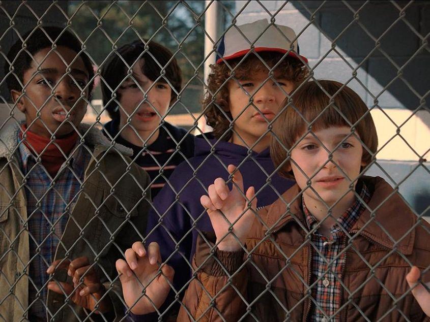 Will Byers (în prim-plan) și prietenii săi: Lucas, Mike și Dustin.