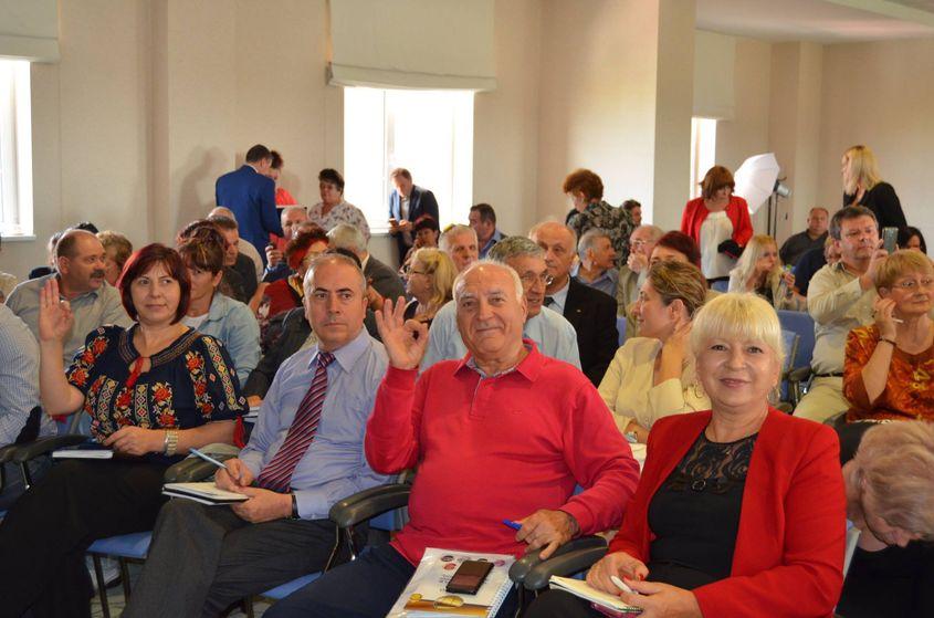 Florin Chelmuș (în roșu), făcând semnul afacerii, și Doina Matache (în dreapta), la o întrunire OneCoin. Sursa foto: Facebook