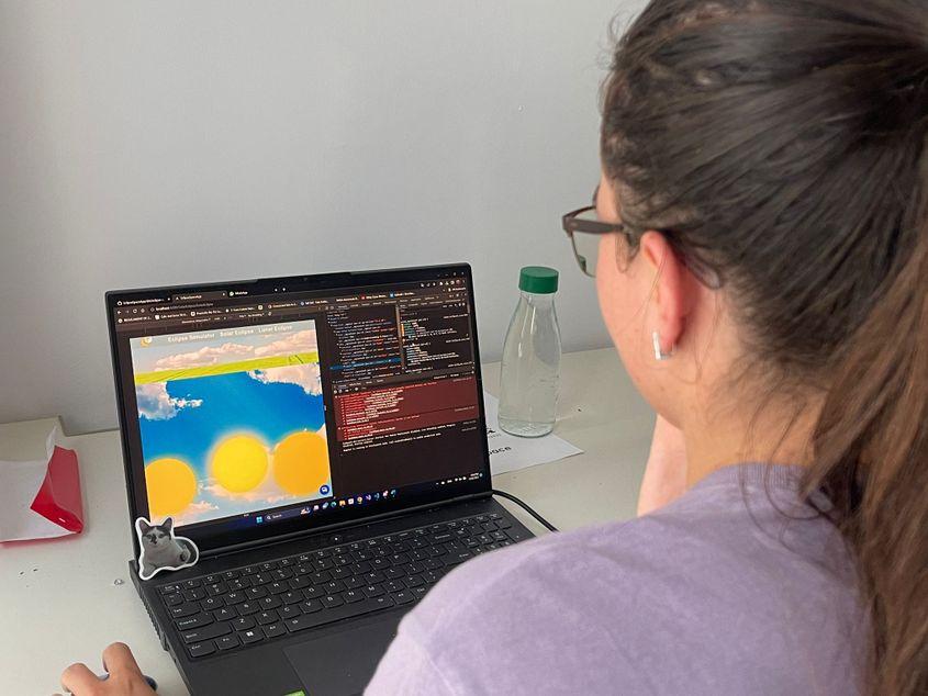 Miruna, participantă la hackathon, lucrând la aplicația pentru NASA Space App Challenge. Foto: Lavinia Niță