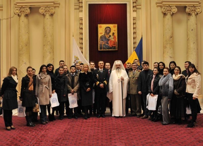 Patriarhul Daniel, în mijlocul unor absolvenţi din promoţia 2011 a Colegiului Național de Apărare. Foto: basilica.ro