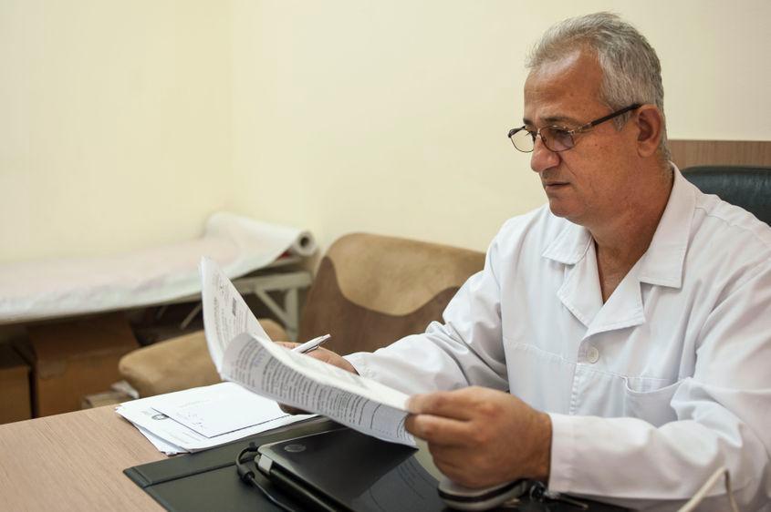 Nadim Al-Hajjar, în cabinetul său de la Clinica de Chirurgie III Cluj-Napoca. Foto:  Raul Ştef