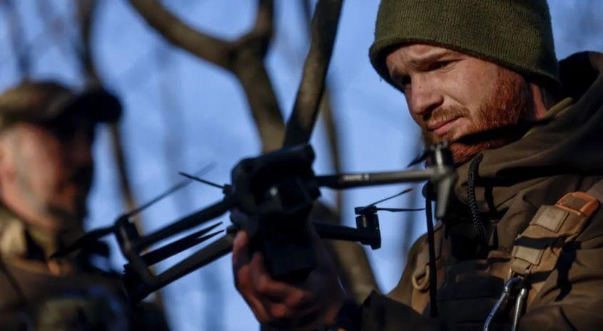 © EPA-EFE/HANNIBAL HANSCHKE   |   Ukrainian soldiers launch a drone on the front line in the Kherson region, Ukraine, on November 7, 2022.