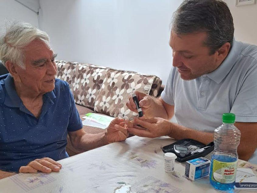 Profesorul Taschiev împreună cu Vasile Vlașin, omul care l-a ajutat să se stabilească în Moisei și care acum se ocupă de starea lui de sănătate. Foto: Facebook Vasile Vlașin
