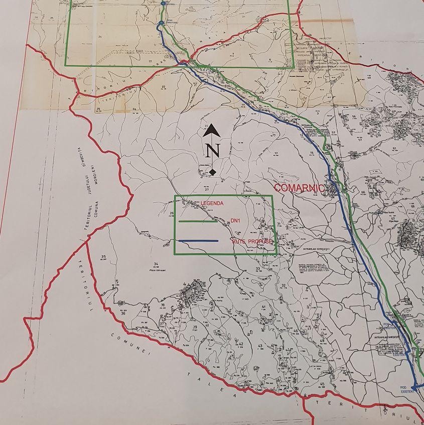 Drumul forestier (albastru) ar avea o bandă pe sens, va fi asfaltat și va avea mai puține serpentine decât DN1