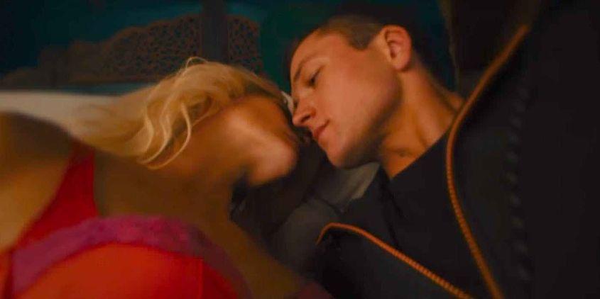 Cadru din scena de sex dintre Poppy Delevingne și Taron Egerton.