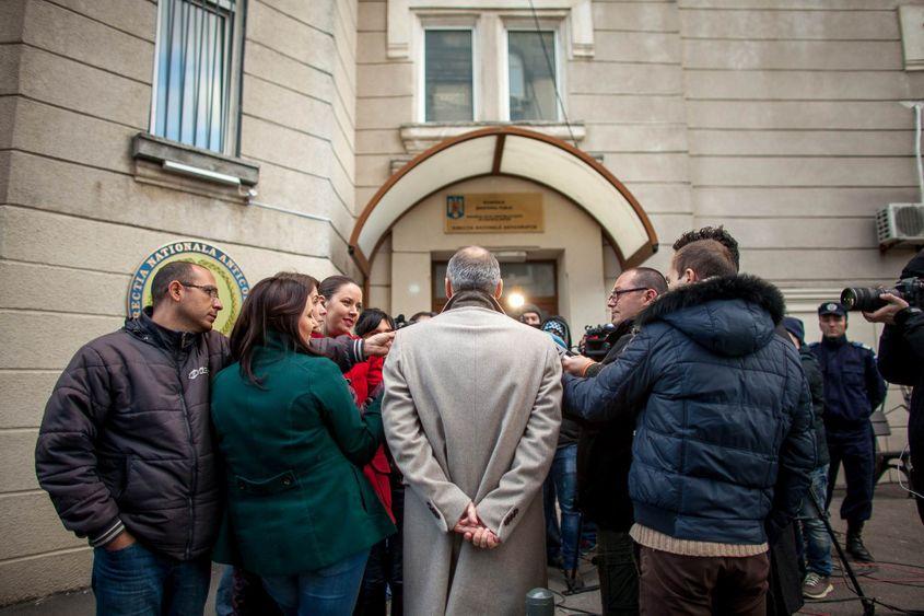 2015. Rareș Bogdan intervievat la intrarea în sediul DNA, unde a dat declarații în dosarul lui Marian Vanghelie. FOTO: Inquam (c)