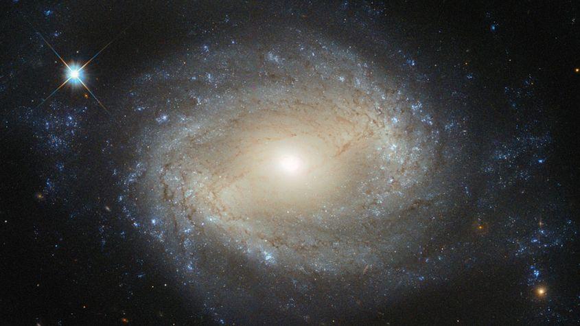 <strong>O galaxie spiralată foarte elegantă (NGC 4639), care ascunde un monstru înfometat în centrul ei. Foto: ESA/Hubble &amp; NASA</strong>