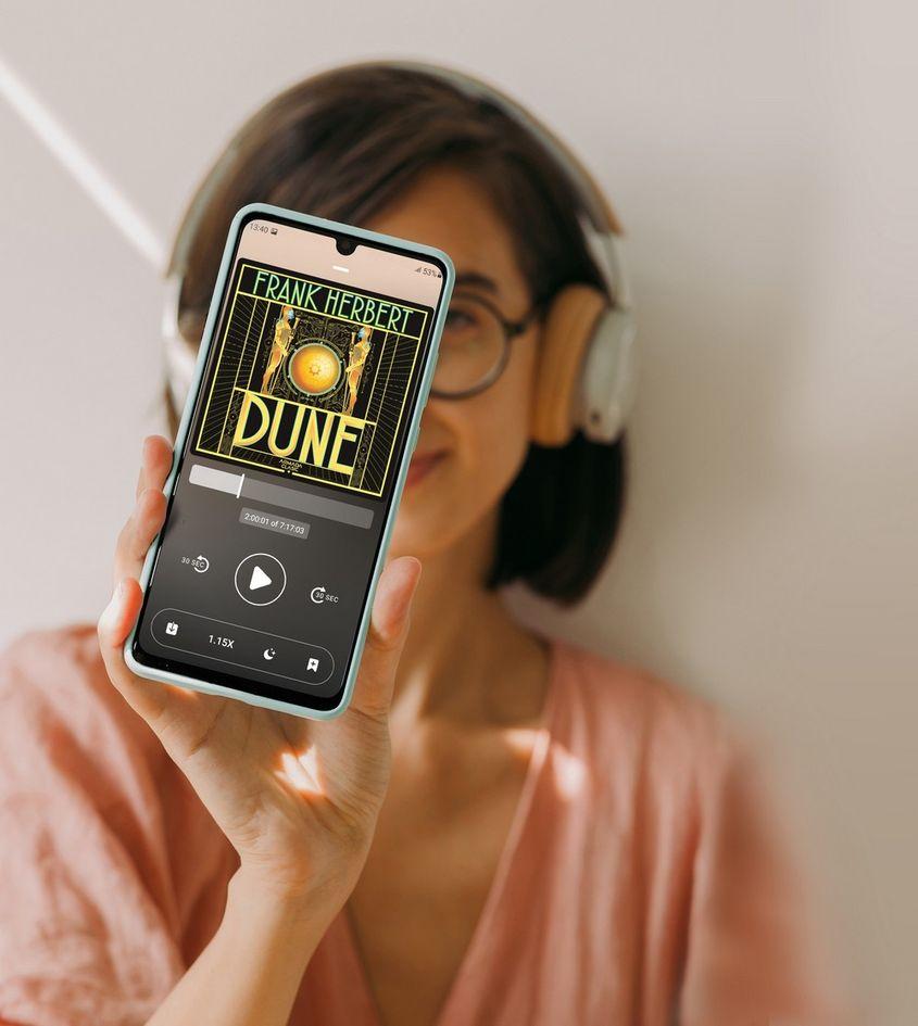 Aplicația AudioTribe se poate descărca pe telefoane Android sau Apple. Ai flexibilitate în privința modului în care îți alegi cărțile pe care să le asculți.