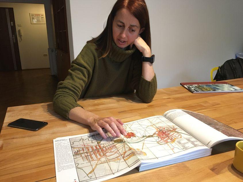 Claudia Tănăsescu față în față cu harta veche a Timișoarei. Foto: Bianca Felseghi
