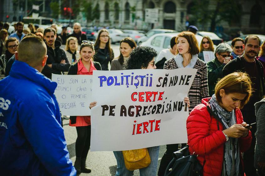 Câteva zeci de persoane participă sâmbăta, 15 octombrie 2016, la un marș care condamnă toate formele de violență împotriva femeilor. Inquam Photos / Ioana Epure