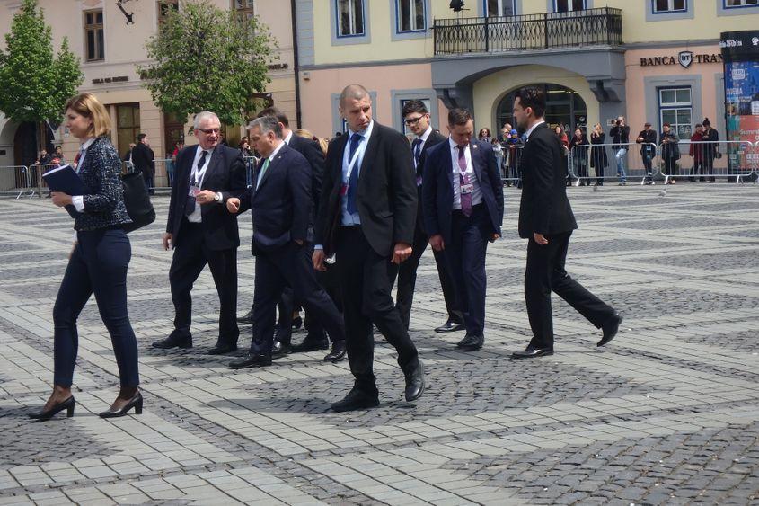 Viktor Orbán în mijlocul delegației maghiare, la Summitul de la Sibiu. Foto: Bianca Felseghi (c)