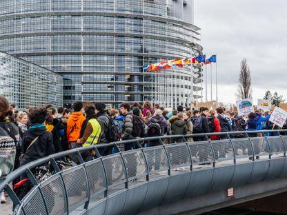 Pentru ce votezi la europarlamentare și de ce ar trebui să-ți pese?