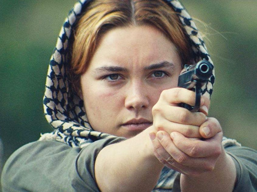 Florence Pugh, în rolul principal din seria "The Little Drummer Girl".