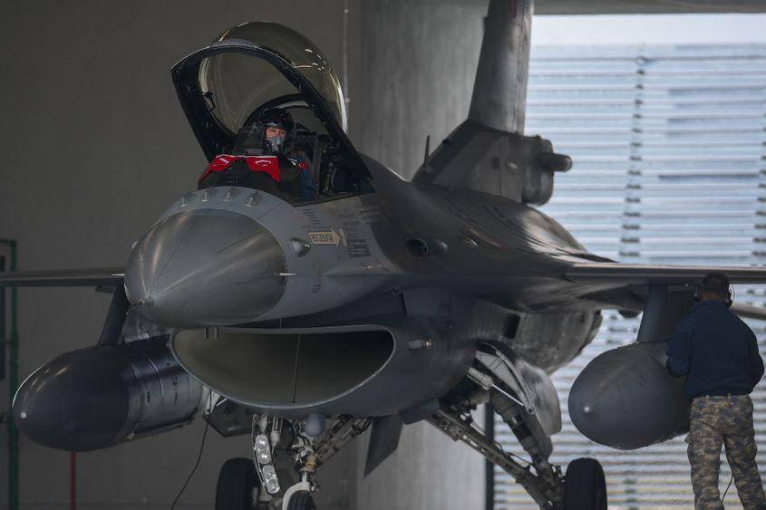 Aeronave F-16 ale Fortelor Aeriene Romane si Fortelor Aeriene Turce desfasoara un exercitiu demonstrativ de politie aeriana intarita. Pilotii romani si turci aplica procedurile NATO. miercuri, 6 martie 2024. Inquam Photos / Eduard Vanatoru