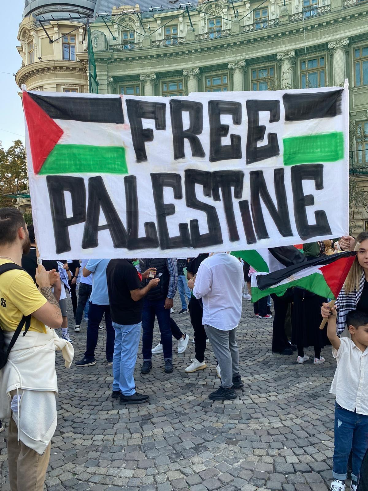 Protestul comunității palestiniene a avut loc sâmbătă, 21 octombrie, în Piața Universității. Foto: Luiza Popovici