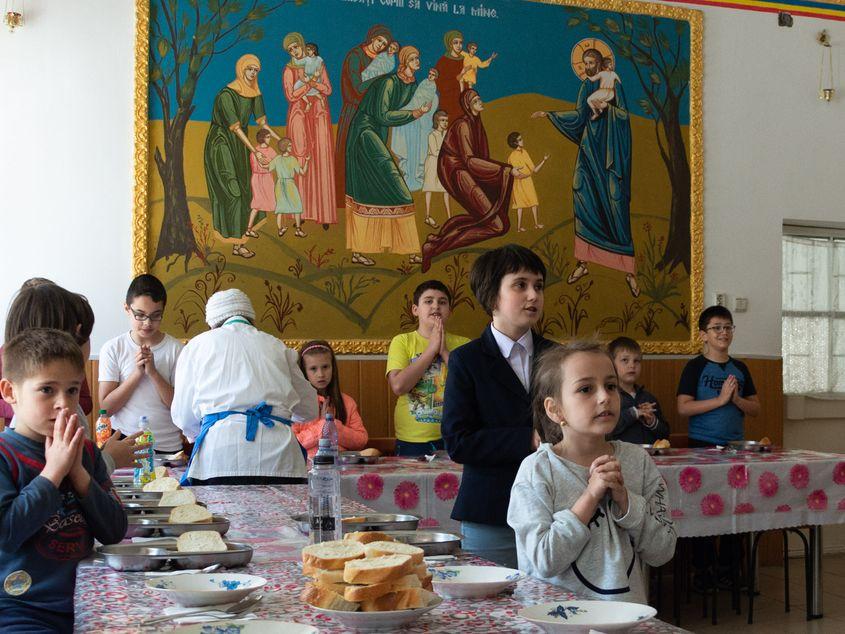 Copii care primesc masă gratuită la centrul after school al Fundaţiei "Sfântul Sava" din Buzău. Fotografii: Viorel Ilişoi